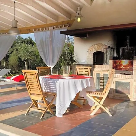 Villa Sleeps 8 With Pool Air Con And Wifi *
