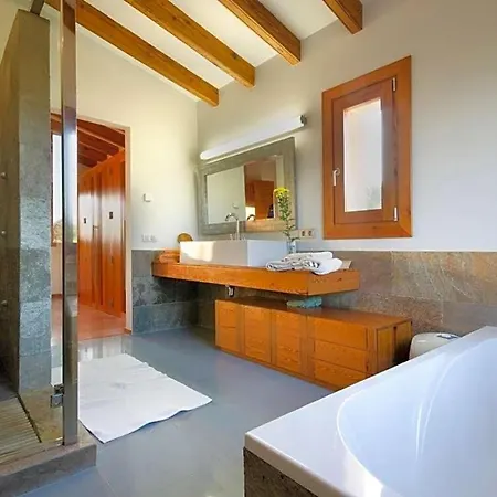 Villa Sleeps 8 With Pool Air Con And Wifi Pollença