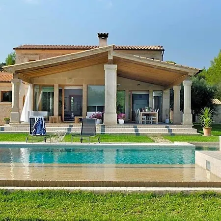 Villa Sleeps 8 With Pool Air Con And Wifi